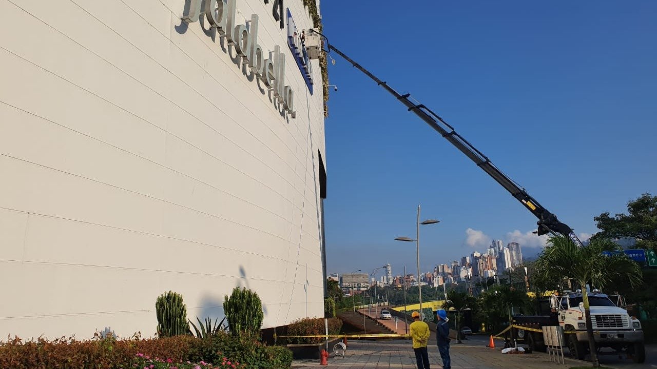 Camion Canasta en Bucaramanga: Plataforma Elevadora Móvil, Práctica y Segura para Trabajos en Altura