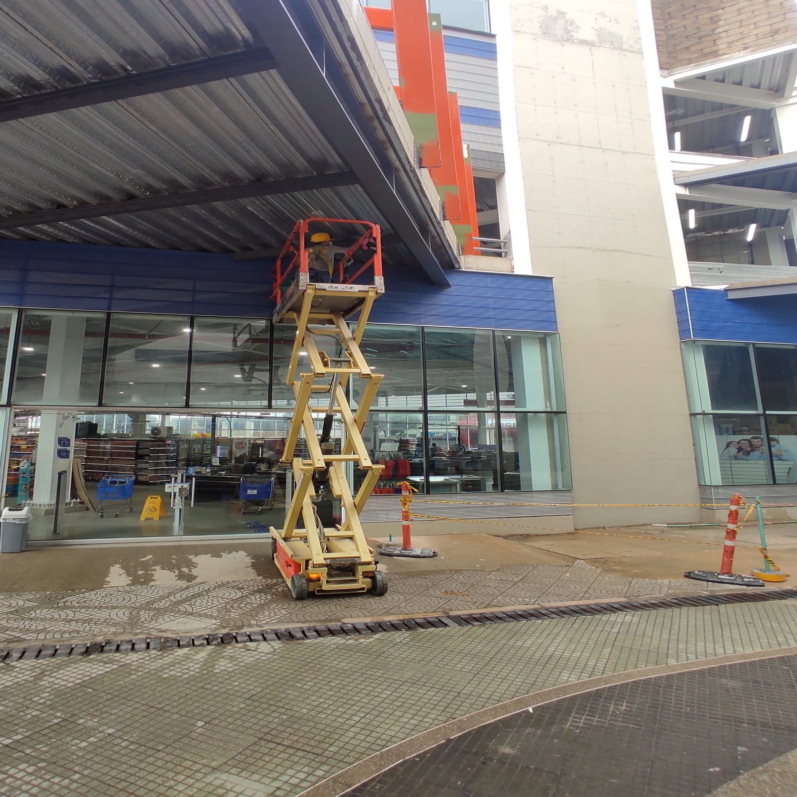 ELEVADORES DE TIJERA SUPERMERCADO CAJASAN